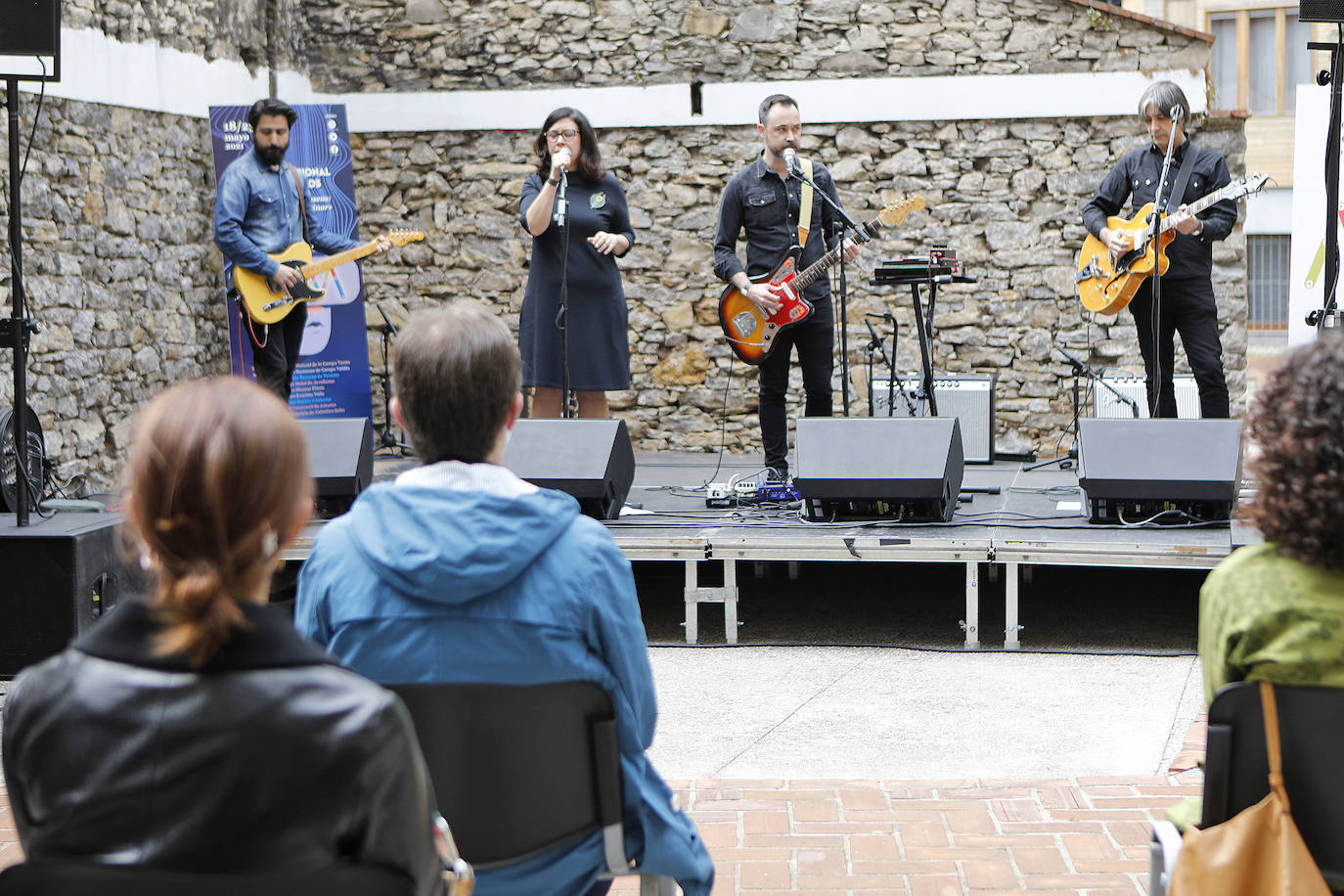 Con motivo del Día de los Museos, distintos puntos de Gijón como el Pueblo de Asturias, el Museo del Ferrocarril y Ciudadela acogieron distintas actuaciones musicales a cargo de Elle Belga, Los Estanques y Villana.