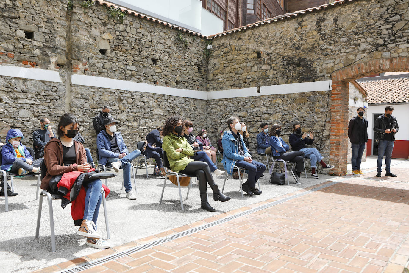 Con motivo del Día de los Museos, distintos puntos de Gijón como el Pueblo de Asturias, el Museo del Ferrocarril y Ciudadela acogieron distintas actuaciones musicales a cargo de Elle Belga, Los Estanques y Villana.