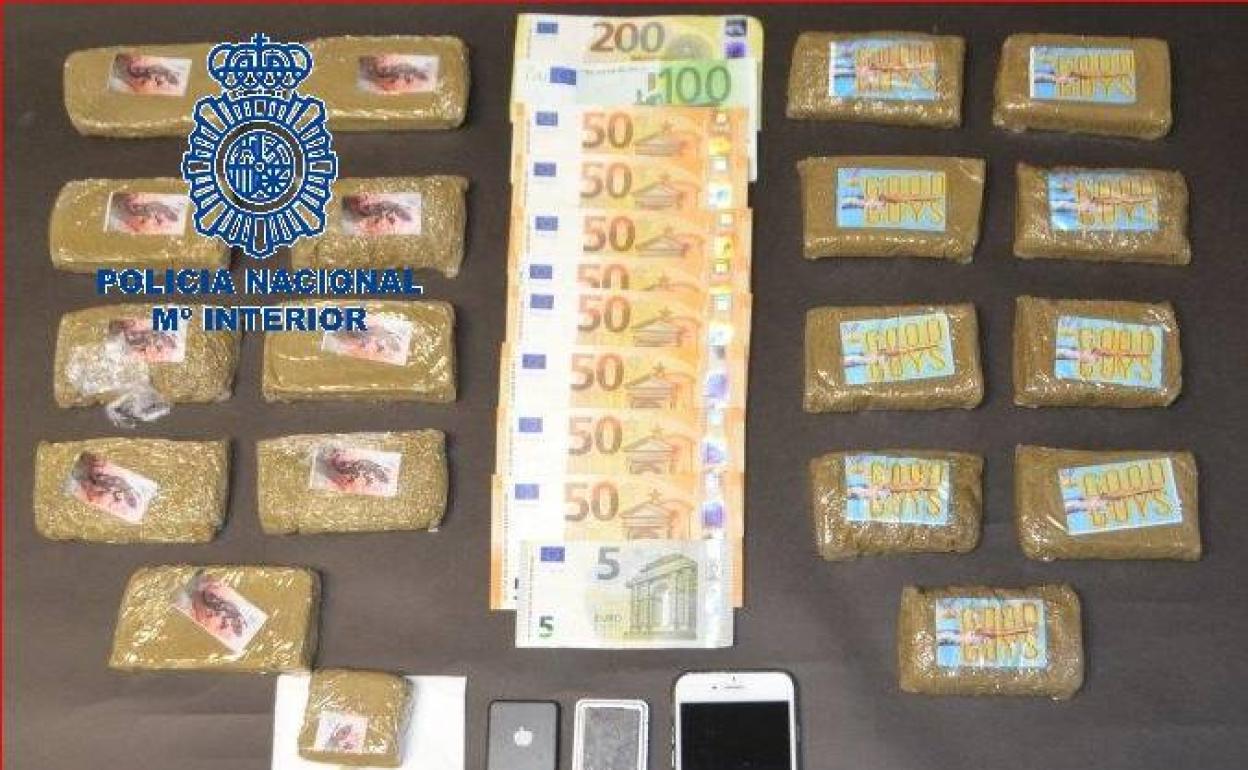 La droga y el dinero incautado por la Policía Nacional. 