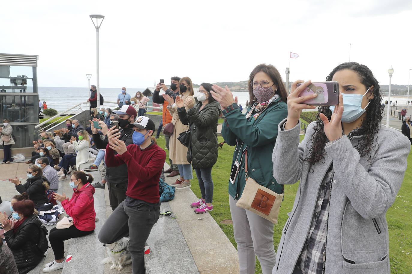 La ONG Harambee Asturias ha reunido a un nutrido grupo de personas en los Jardines del Náutico, en Gijón, para participar en el flashhmob 'Todos a una', cuyo objetivo es concienciar sobre la prevención y la lucha contra el SIDA en África. 