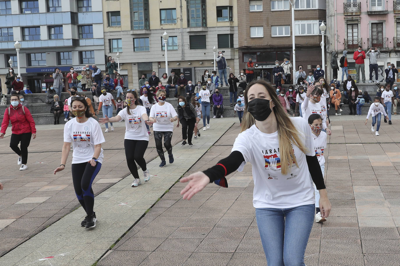 La ONG Harambee Asturias ha reunido a un nutrido grupo de personas en los Jardines del Náutico, en Gijón, para participar en el flashhmob 'Todos a una', cuyo objetivo es concienciar sobre la prevención y la lucha contra el SIDA en África. 