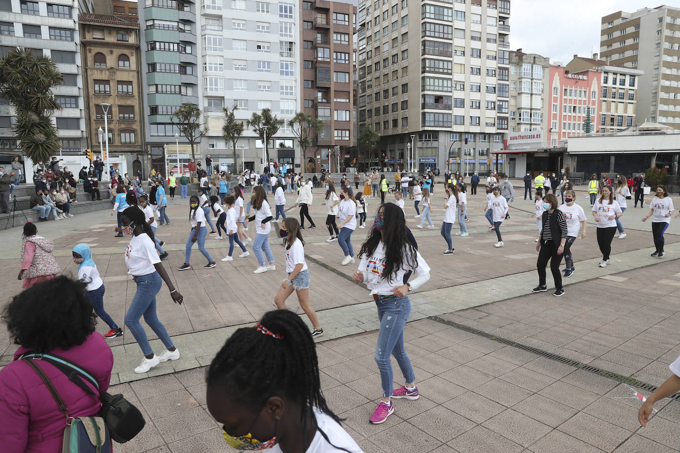 La ONG Harambee Asturias ha reunido a un nutrido grupo de personas en los Jardines del Náutico, en Gijón, para participar en el flashhmob 'Todos a una', cuyo objetivo es concienciar sobre la prevención y la lucha contra el SIDA en África. 