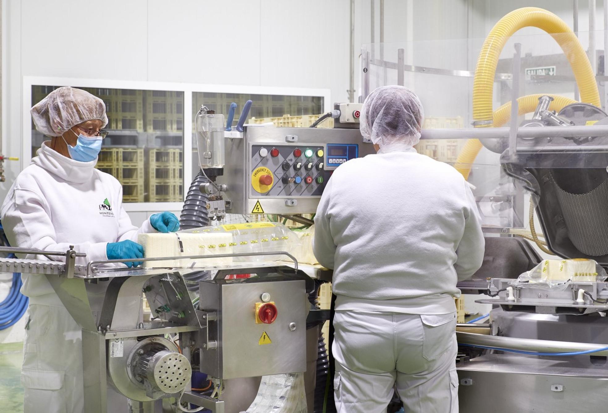 t Dos trabajadoras de Monteverde, durante el proceso de producción. 