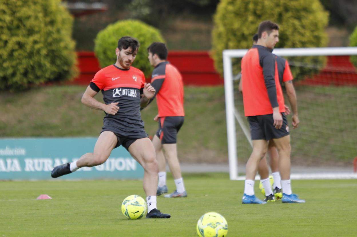 Víctor Campuzano, integrado ya al grupo, golpeando un balón. 