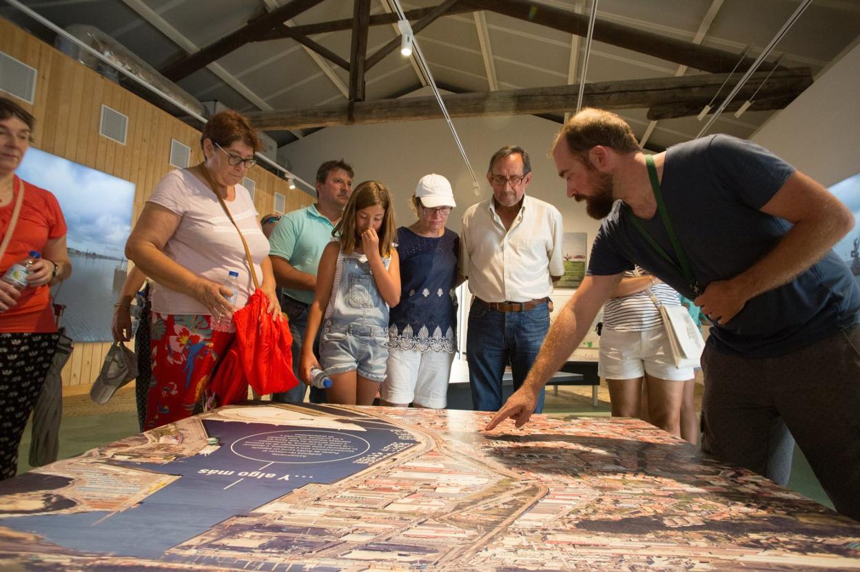 Imagen de una visita guiada al Espacio Portus, en San Juan. 