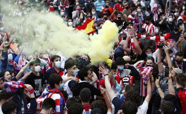 Hinchas del Atlético, de fiesta en Neptuno.