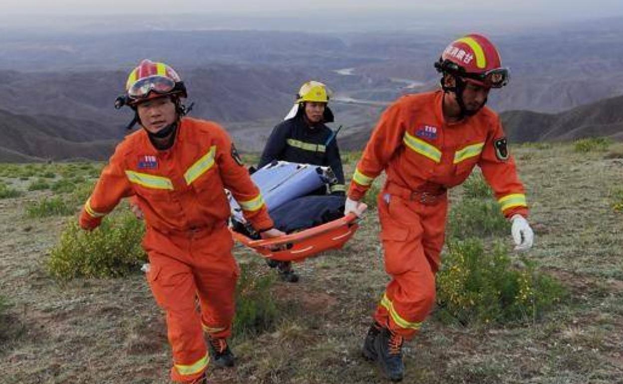 Los servicios de emergencia en el lugar de la tragedia. 