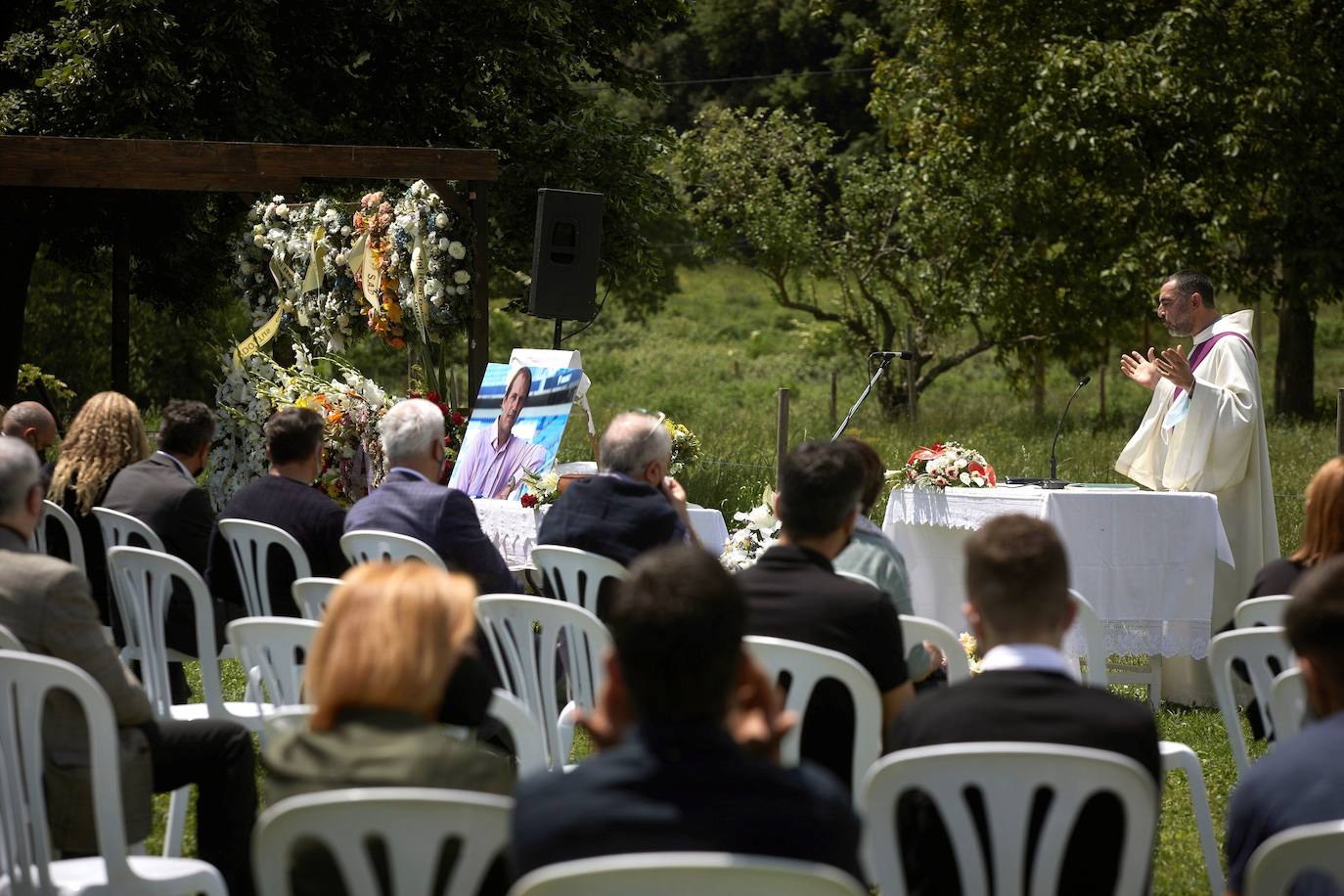 Este lunes tuvo lugar en Planes d'Hostoles, Girona, el funeral de Francesc Arnau, exportero del FC Barcelona y del Málaga y director deportivo del Real Oviedo Arnau falleció en la madrugada del 22 de mayo a los 46 años. 