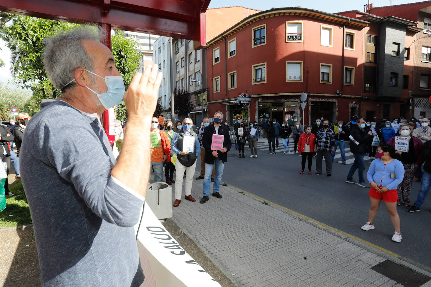 Una concentración de personas se ha manifestado en la calle Orán de Gijón a las puertas del Centro de Salud Perchera con el fin de solicitar una Atención Primaria presencial. 