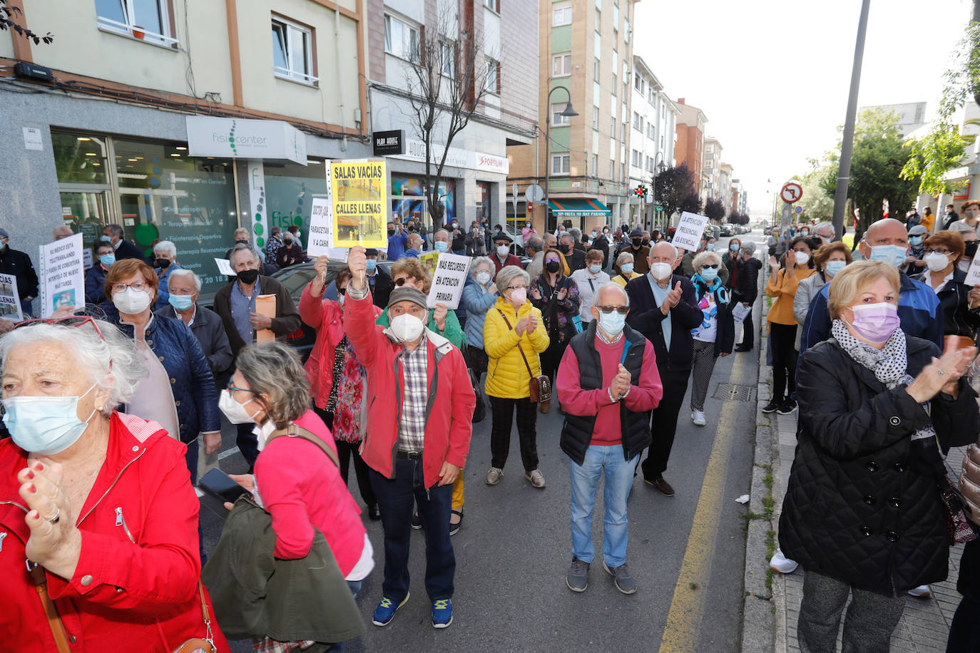 Movilización ciudadana para reclamar una mejor Atención Primaria, a las puertas del Centro de Salud Perchera