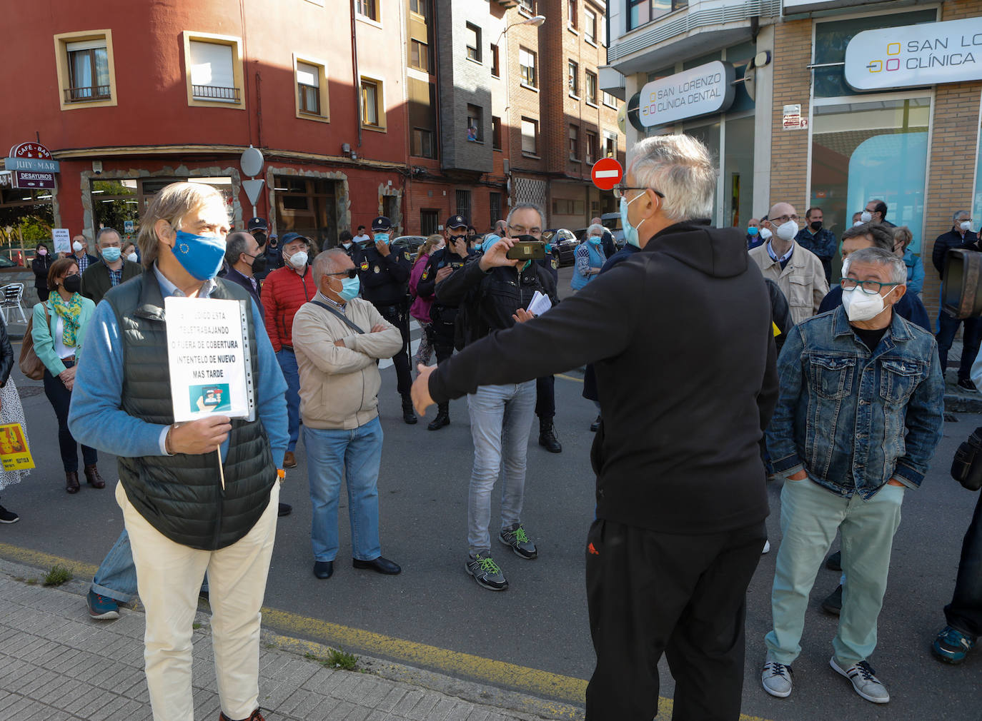Una concentración de personas se ha manifestado en la calle Orán de Gijón a las puertas del Centro de Salud Perchera con el fin de solicitar una Atención Primaria presencial. 