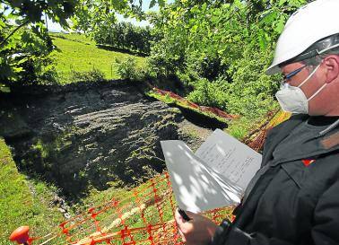 El jefe de obras, Paco Burgos, revisa las tareas sobre el foso. 