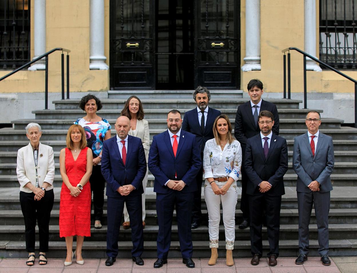 Foto de familia del Gobierno autonómico. En la fila superior, de izquierda a derecha, Berta Piñán (Cultura); Melania Álvarez (Derechos Sociales); Alejandro Calvo (Medio Rural y Cohesión Territorial) y Borja Sánchez (Ciencia). En primer término, Carmen Suárez (Educación); Ana Cárcaba (Hacienda); Juan Cofiño (Vicepresidencia); el presidente Adrián Barbón; Rita Camblor (Presidencia); Enrique Fernández (Industria) y Pablo Fernández (Salud). 