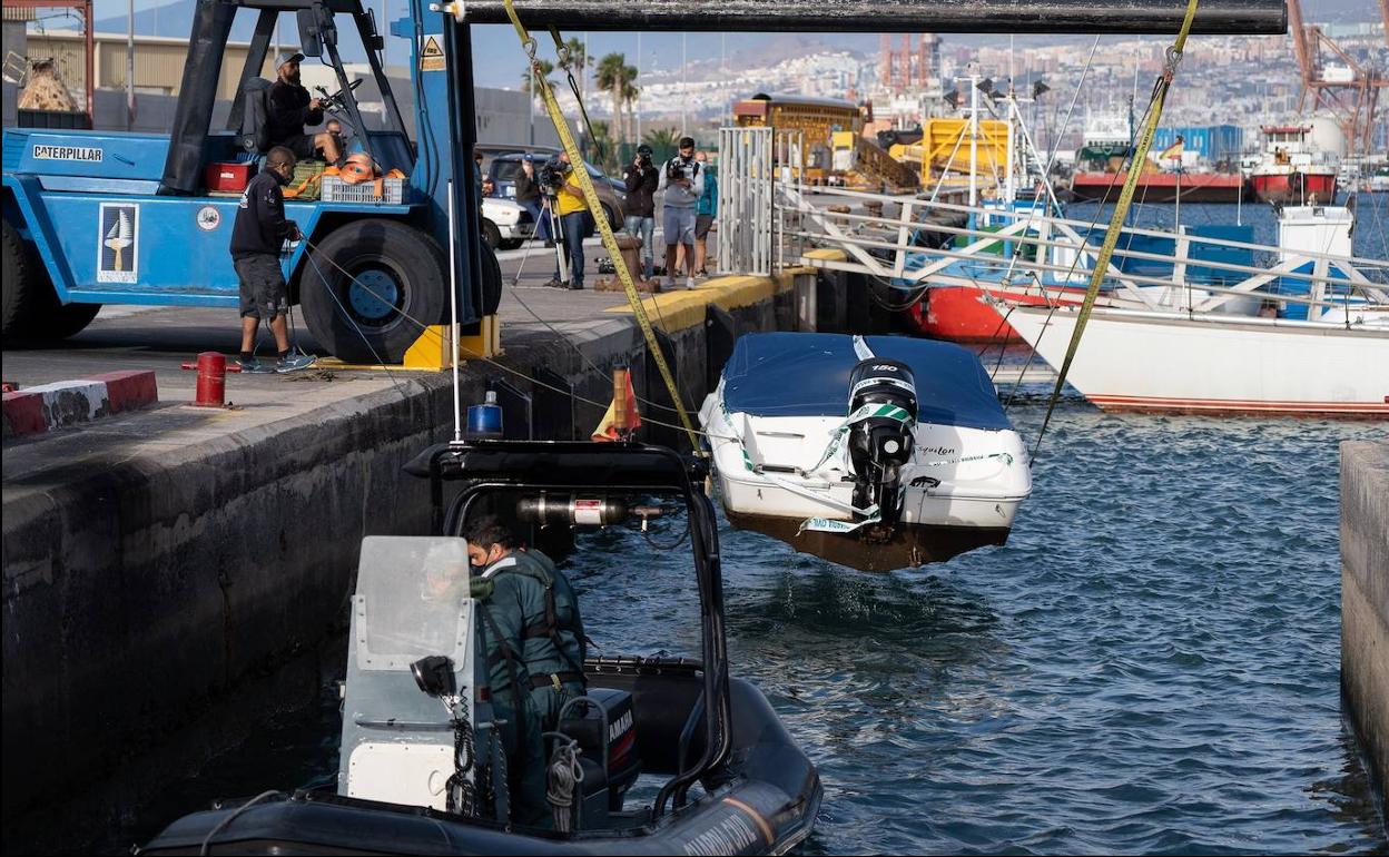 Agentes de la Guardia Civil remolcan la embarcación de Tomás Gimeno 