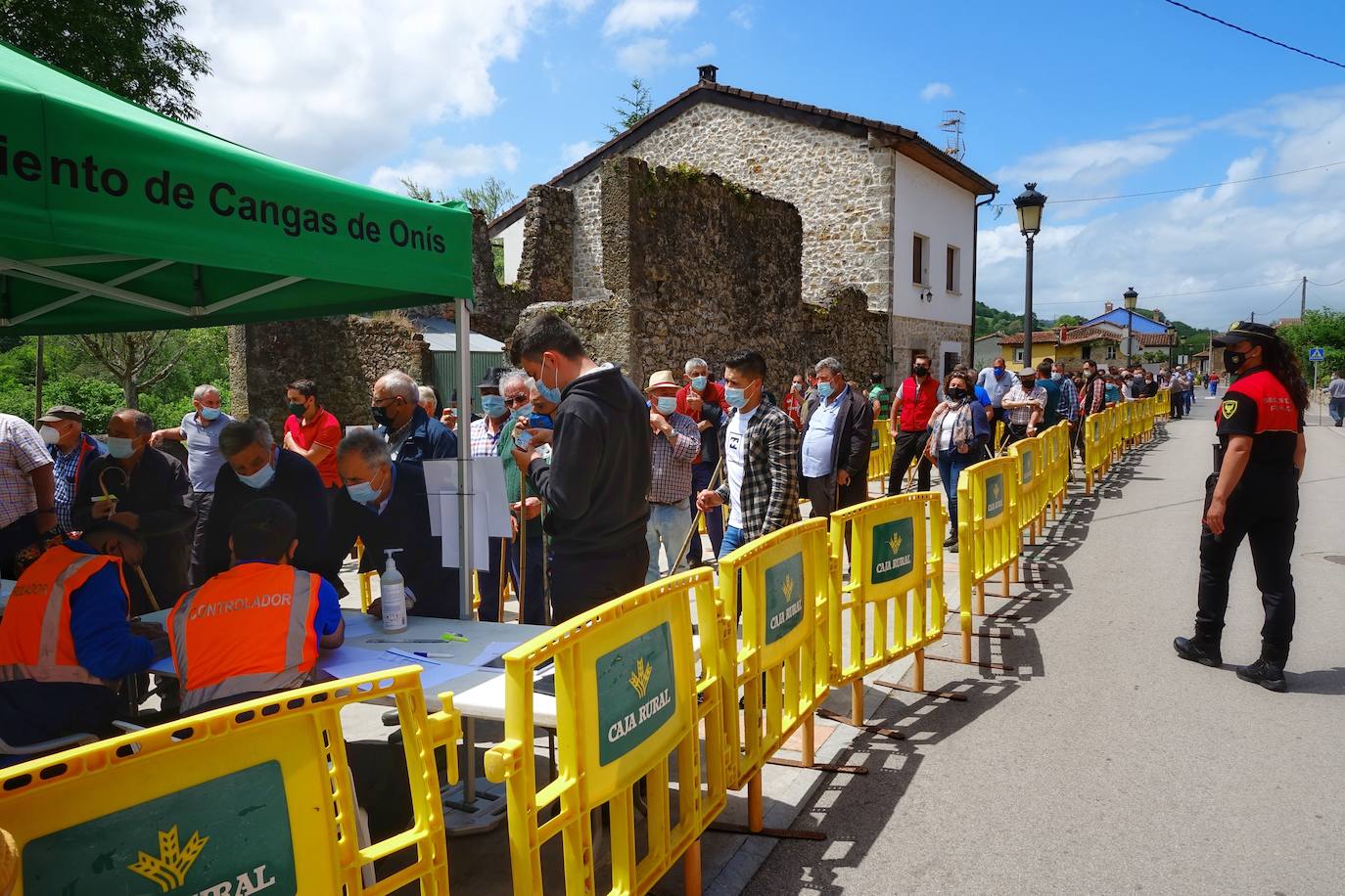 Ya está todo preparado para que arranque este miércoles la Feriona de Corao, que regresa al calendario de eventos ganaderos tras el parón del pasado año. La gran cita del sector en Cangas de Onís, de referencia incluso para todo el norte, se limita debido a la pandemia a los profesionales, de modo que al recinto podrán acceder tan solo ganaderos, tratantes y transportistas, todos ellos con certificado que acredite su actividad y con preinscripción previa.