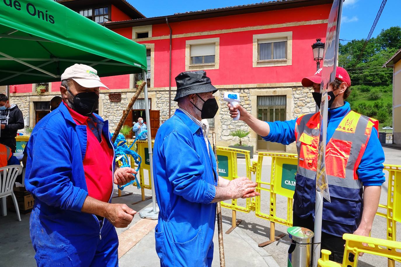 Ya está todo preparado para que arranque este miércoles la Feriona de Corao, que regresa al calendario de eventos ganaderos tras el parón del pasado año. La gran cita del sector en Cangas de Onís, de referencia incluso para todo el norte, se limita debido a la pandemia a los profesionales, de modo que al recinto podrán acceder tan solo ganaderos, tratantes y transportistas, todos ellos con certificado que acredite su actividad y con preinscripción previa.