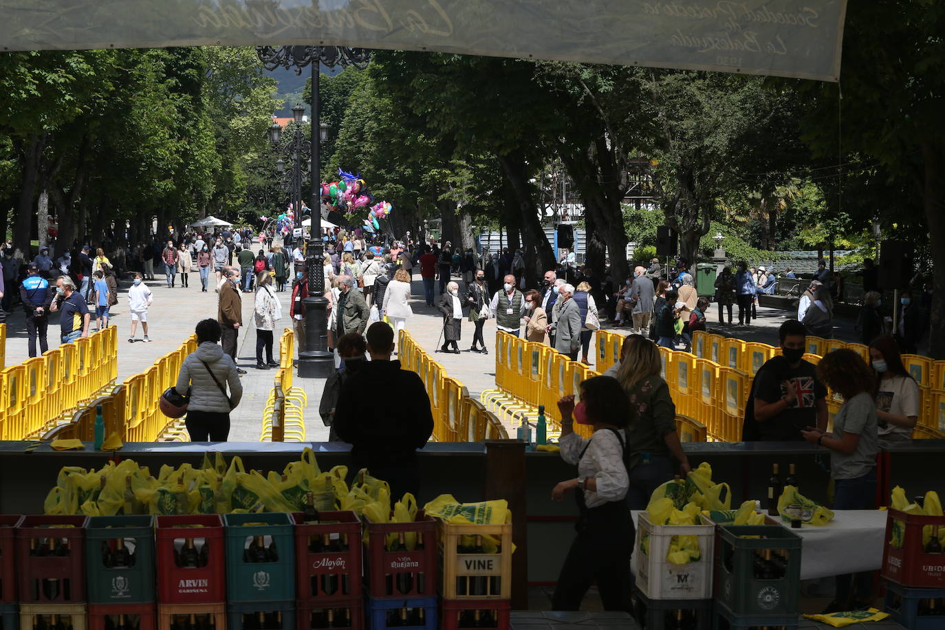 Miles de ovetenses disfrutaron del Martes de Campo. Se repartieron 4.000 bollos y botellas de vinos entre los socios de la Protectora de La Balesquida, en la que supone la primera edición desde que irrumpiera la pandemia. El Campo de San Francisco volvió a lucir repleto de vida, con familias y amigos disfrutando del tradicional bollo.