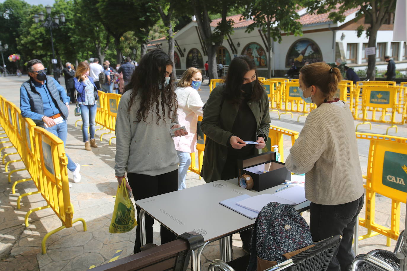 Miles de ovetenses disfrutaron del Martes de Campo. Se repartieron 4.000 bollos y botellas de vinos entre los socios de la Protectora de La Balesquida, en la que supone la primera edición desde que irrumpiera la pandemia. El Campo de San Francisco volvió a lucir repleto de vida, con familias y amigos disfrutando del tradicional bollo.