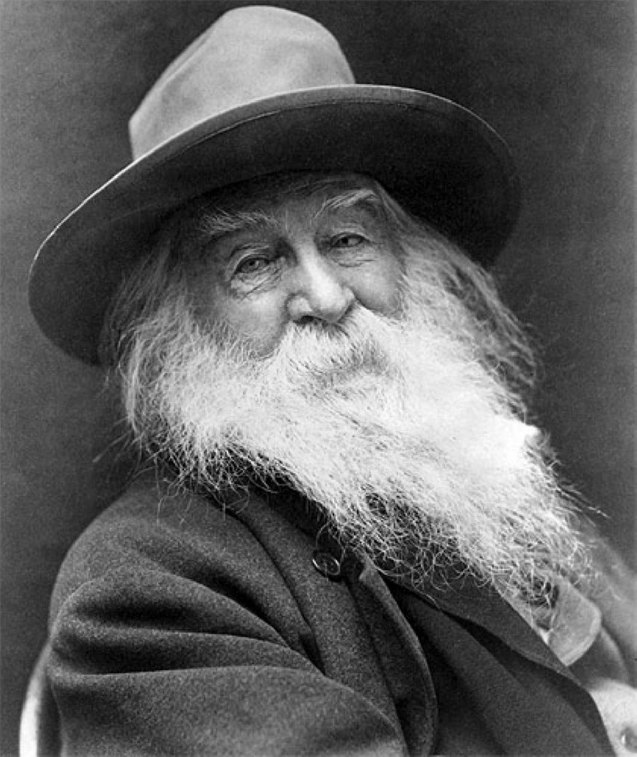 Ún de los retratos de Walt Whitman y Milio Ureta, col llibru en El Fontán. 