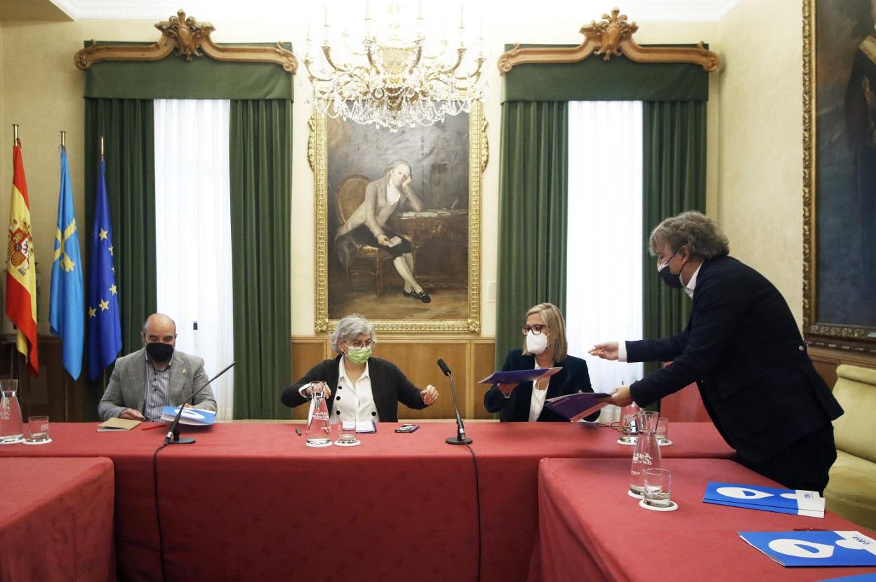 Santos Tejón, Ana González, Lara Martínez y Ángel Lorenzo, al inicio de la reunión. 