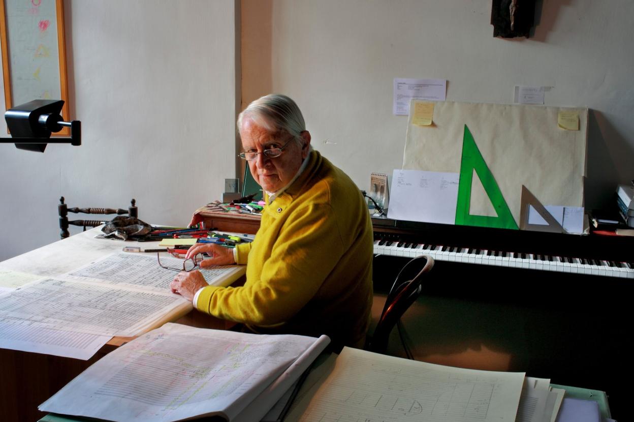 El compositor Cristóbal Halffter, junto a su piano. 