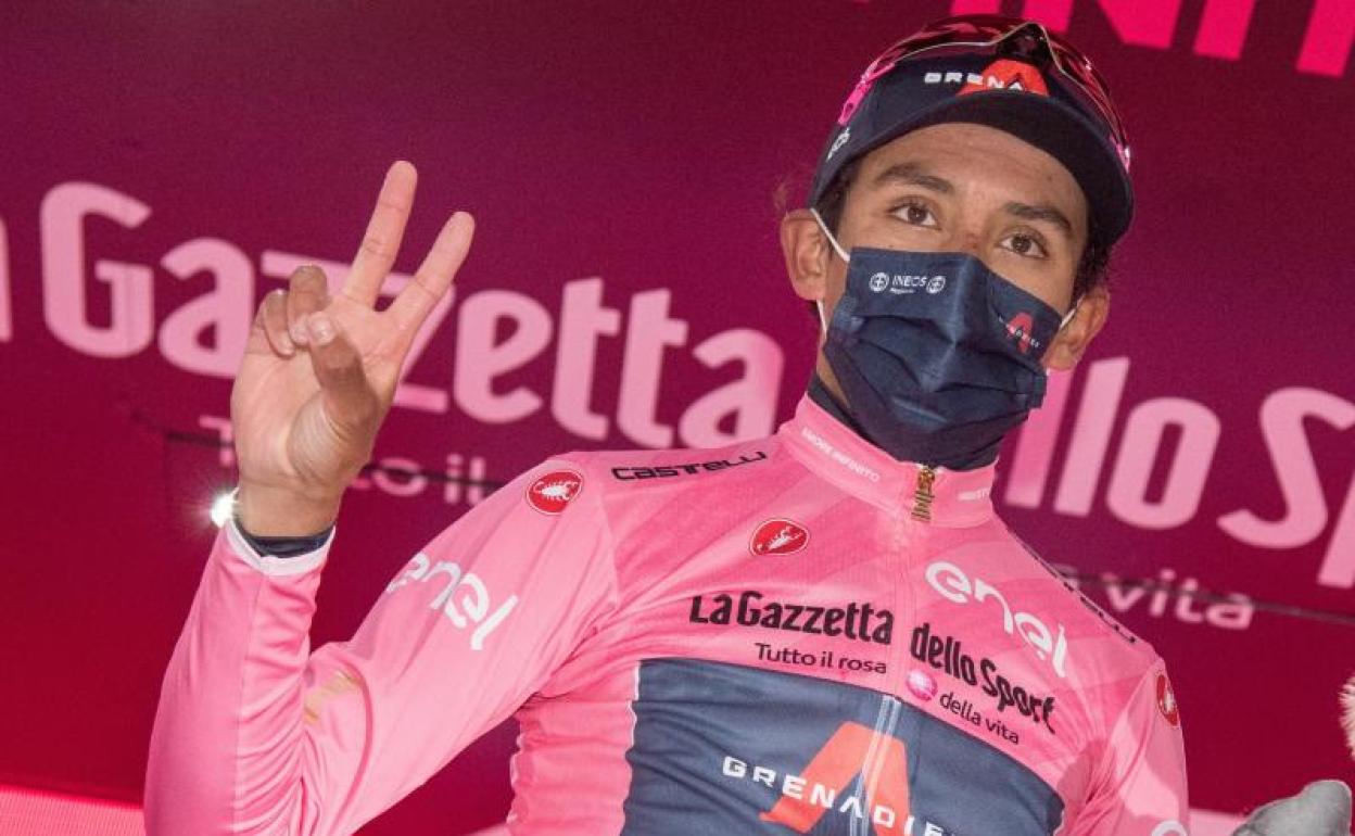 Egan Bernal, en el podio del Giro. 