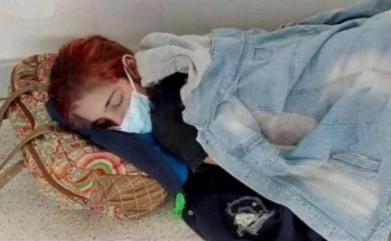 Lara Arreguiz, tumbada en el suelo del hospital. 