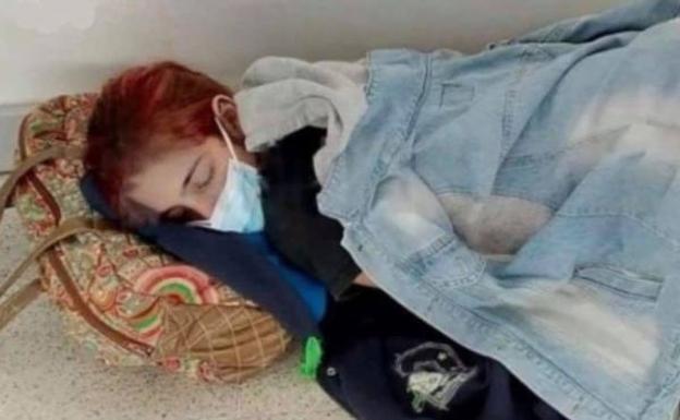 La imagen que conmovió a un país: Lara, la joven que murió tras esperar en el suelo del hospital a ser atendida