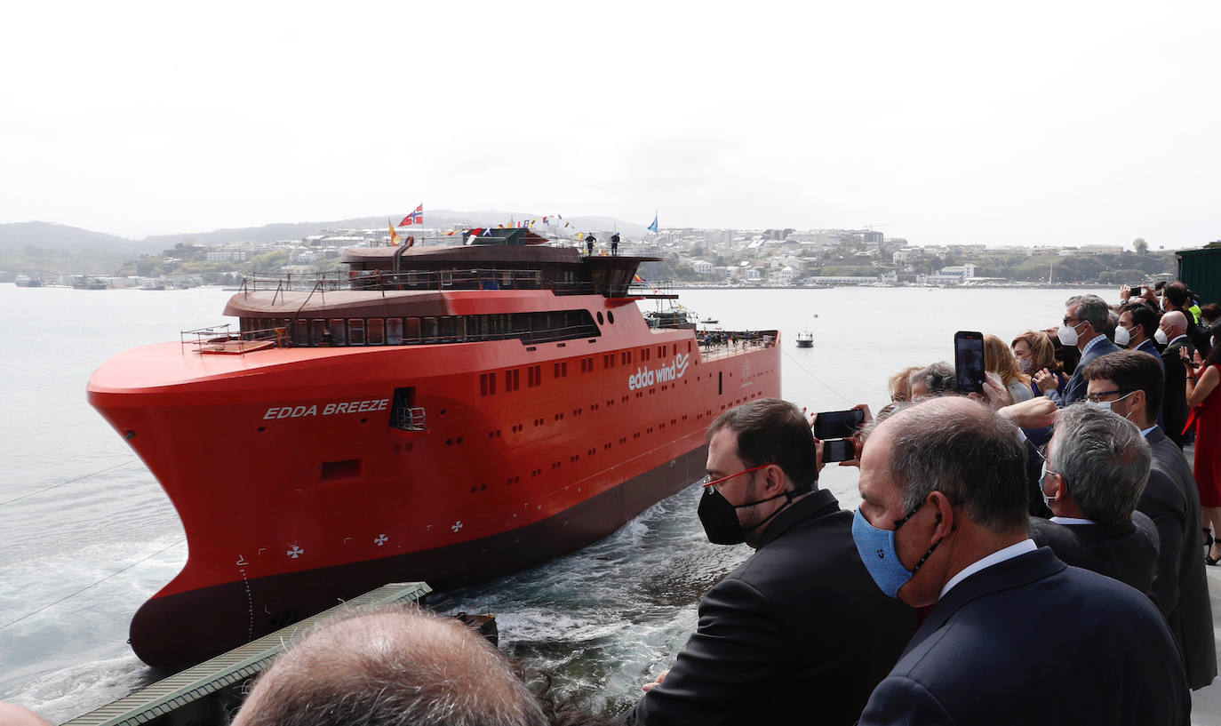 Autoridades y el presidente de Astilleros Gondán, en la botadura de un nuevo barco.