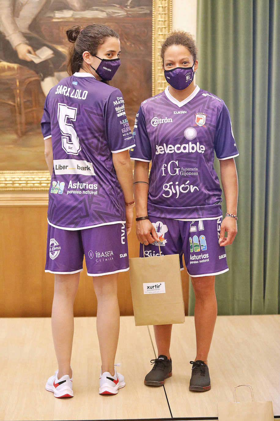 El Telecable HC presentó este miércoles la nueva equipvación que llevará en la Copa de Europa. Será de color violeta y está dedicada a la lucha contra la violencia de género.