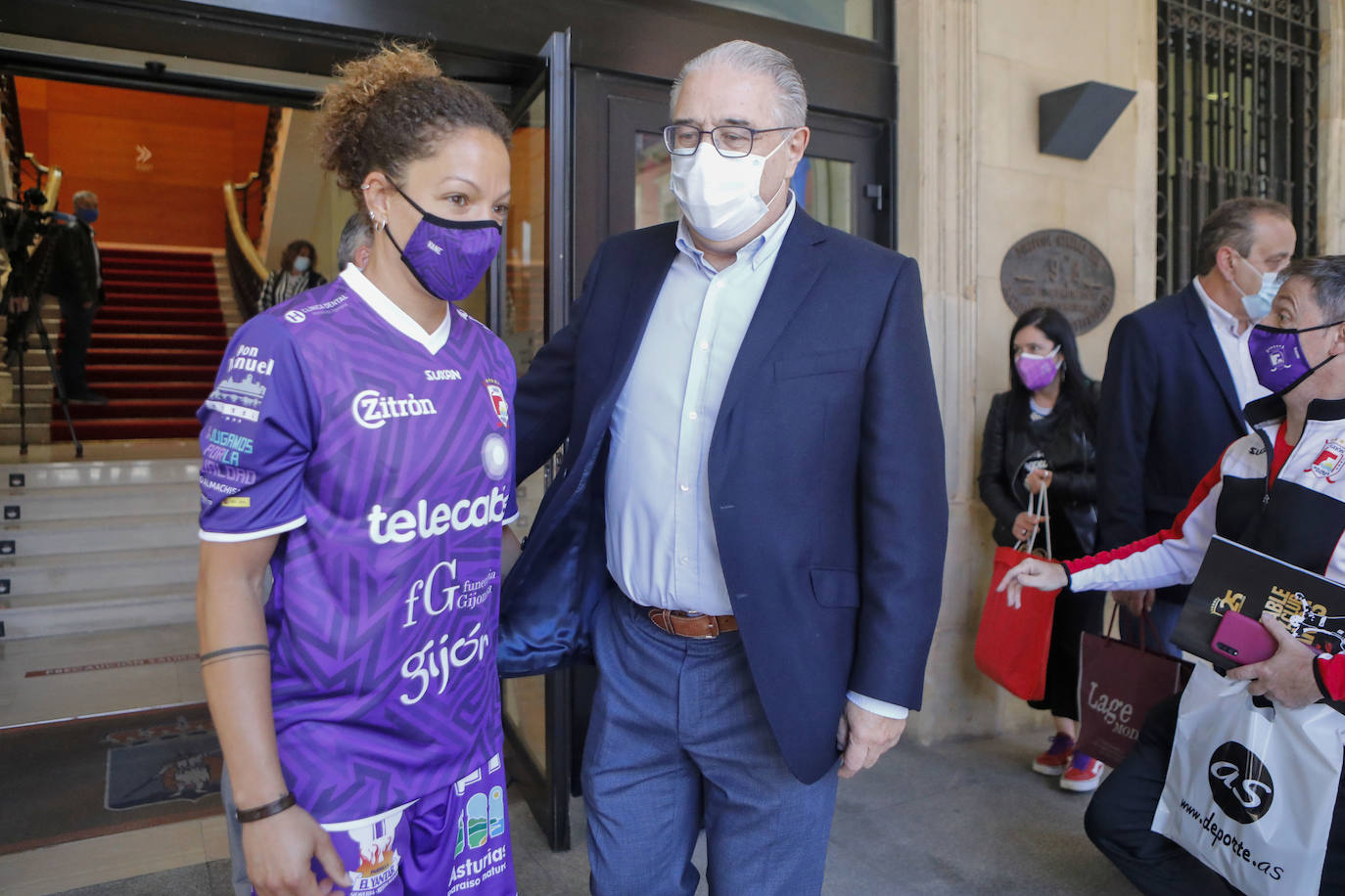 El Telecable HC presentó este miércoles la nueva equipvación que llevará en la Copa de Europa. Será de color violeta y está dedicada a la lucha contra la violencia de género.