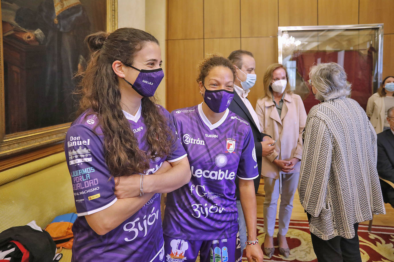 El Telecable HC presentó este miércoles la nueva equipvación que llevará en la Copa de Europa. Será de color violeta y está dedicada a la lucha contra la violencia de género.