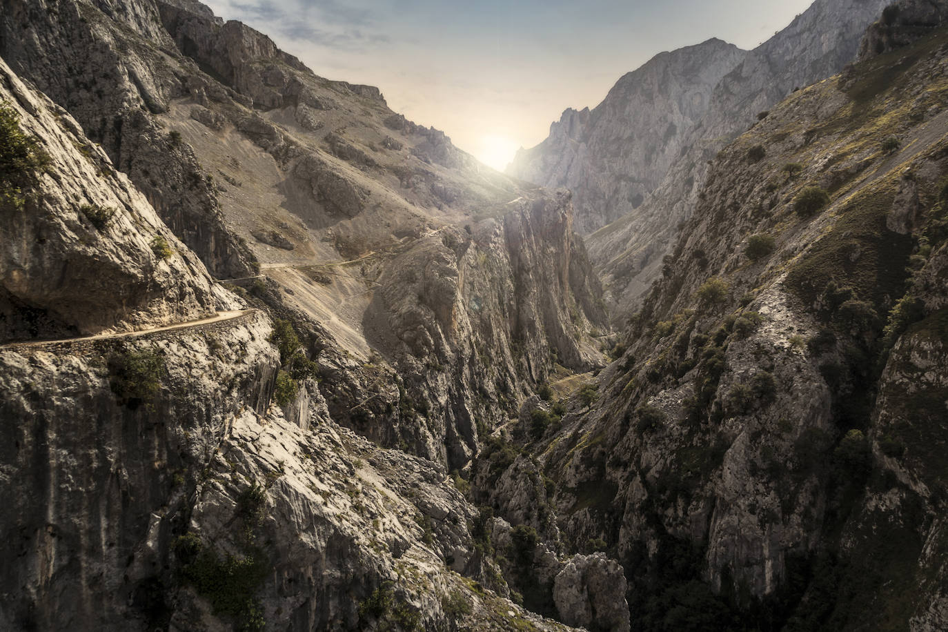 El Parque Nacional de los Picos de Europa cuenta con las cumbres más altas de la Cordillera Cantábrica, lo que indudablemente le da un enorme atractivo paisajístico, turístico y deportivo. Es el tercer Parque Nacional más visitado de España, con casi dos millones de visitantes anuales y fue declarado Reserva de la Biosfera en 2003. 