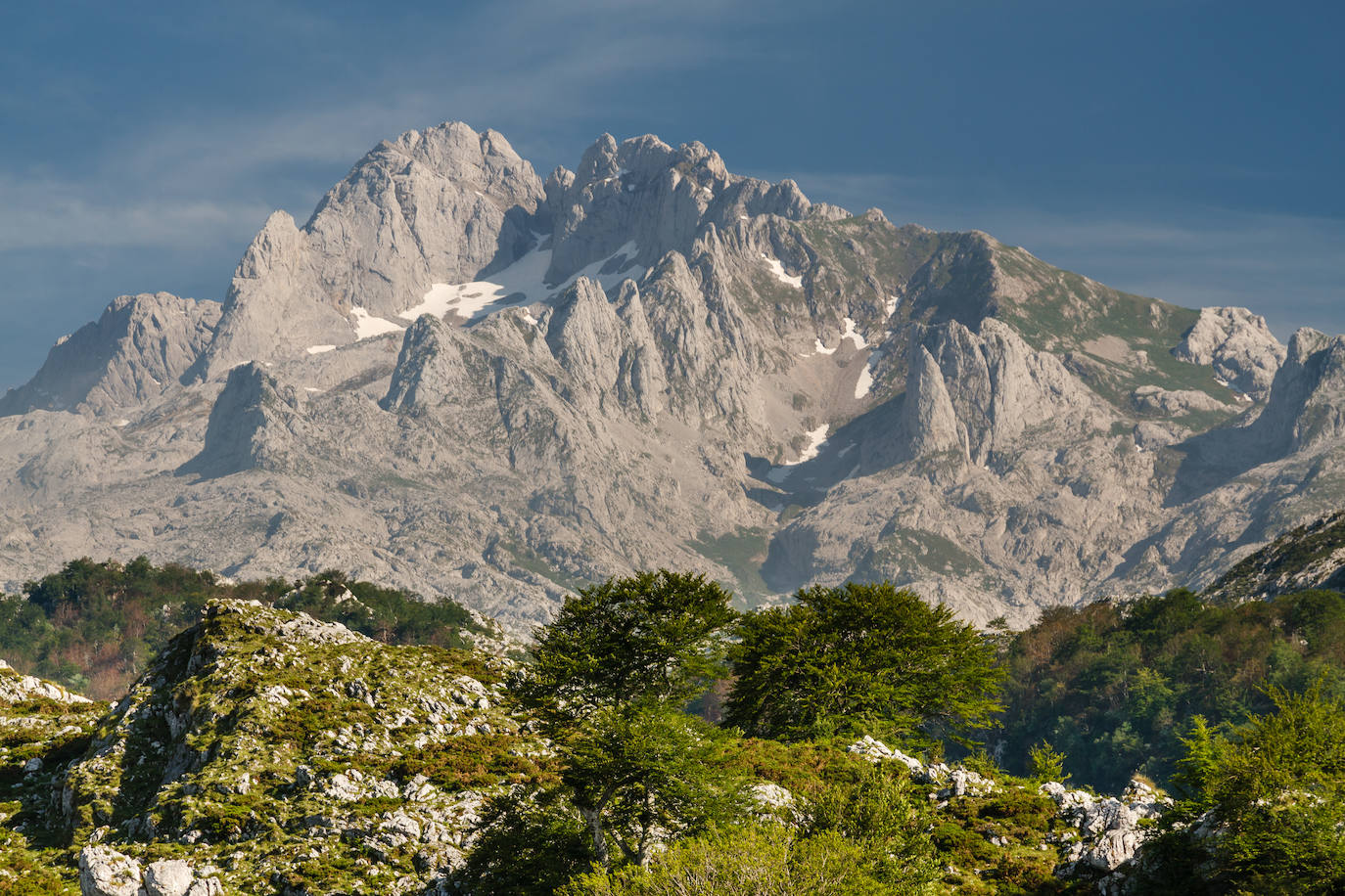 El Parque Nacional de los Picos de Europa cuenta con las cumbres más altas de la Cordillera Cantábrica, lo que indudablemente le da un enorme atractivo paisajístico, turístico y deportivo. Es el tercer Parque Nacional más visitado de España, con casi dos millones de visitantes anuales y fue declarado Reserva de la Biosfera en 2003. 