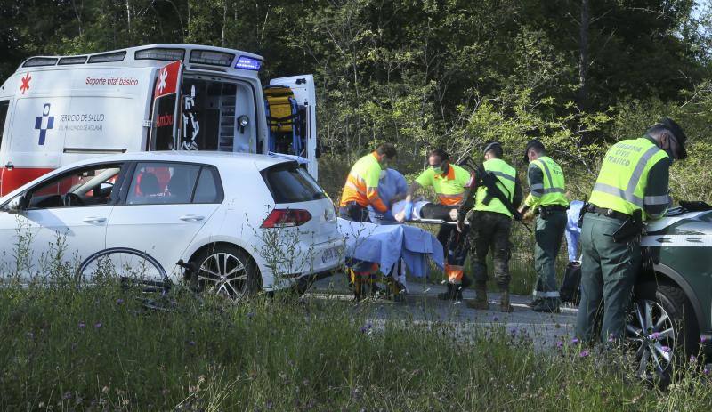 Los servicios de emergencia atendiendo al herido. 