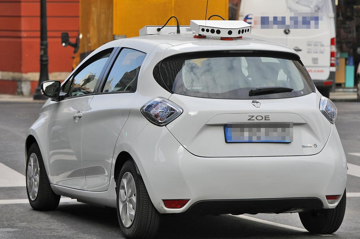 Uno de los vehículos de la ORA con lector de matrículas, circulando ayer por el centro de Gijón. 