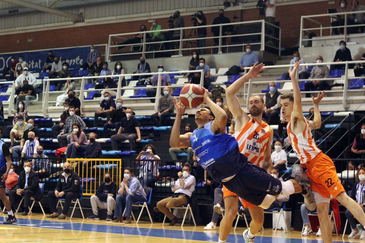 Elijah Brown intenta el tiro en la última acción en la que se pidió falta personal en la defensa. 