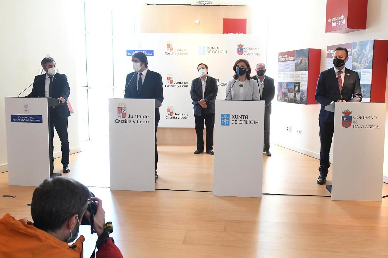 Alejandro Calvo, Juan Carlos Sánchez-Quiñones y Ángeles Vázquez, ayer, en León. 