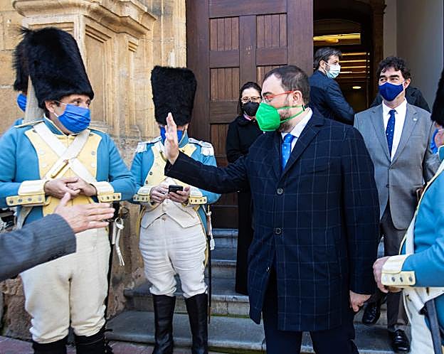 El presidente asturiano, Adrián Barbón, se despide al finalizar el acto con motivo del 25 de mayo. 