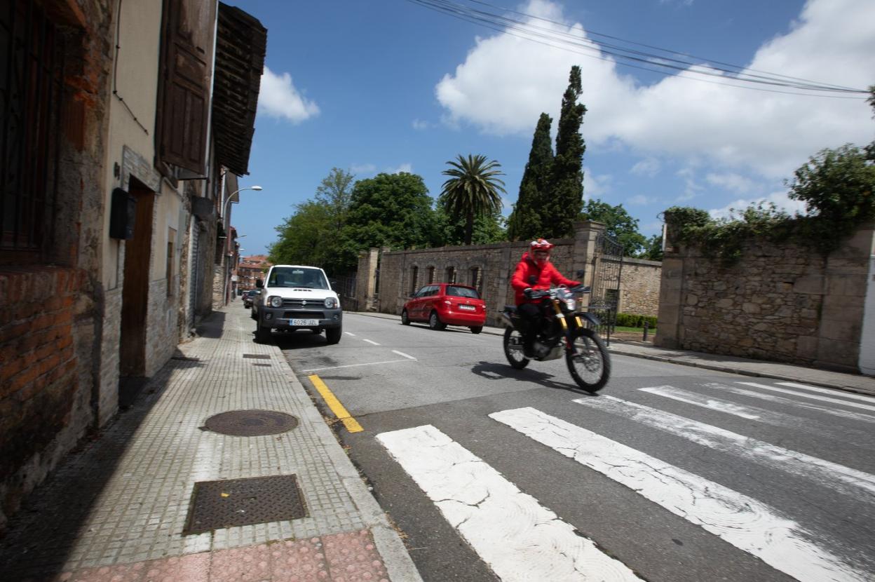 Vehículos aparcados ayer sobre la acera en el tramo entre Bernardino Guardado y el Alto del Vidriero, que será de un solo sentido. 