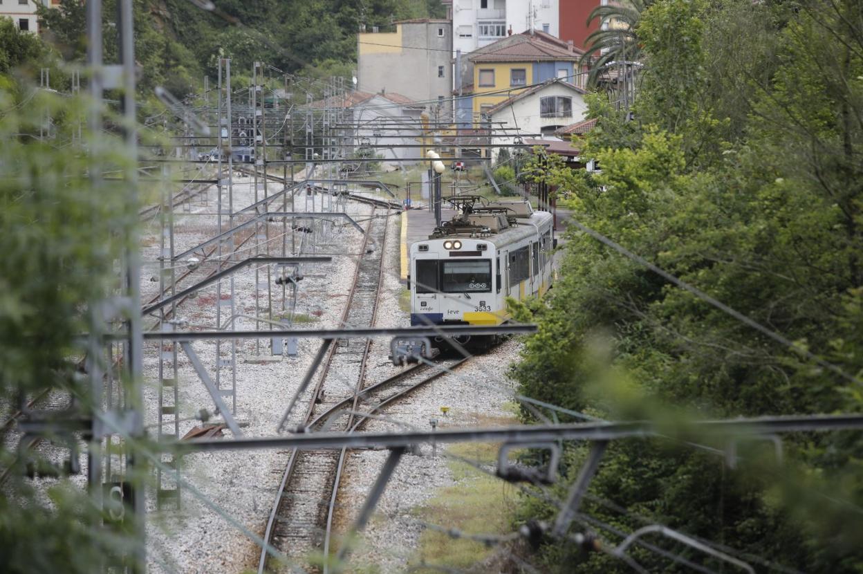 El tren de la línea de Feve que une Gijón y Pola de Laviana, a su paso por El Entrego. 