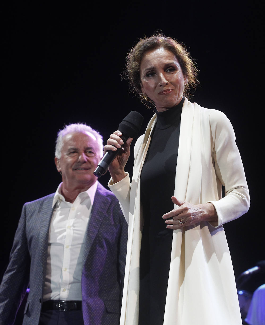 Ana Belén, la niña prodigio que se convirtió en estrella de cine y cantante suma hoy 70 años convertida en una de las artistas más completas que ha alumbrado este país. Su paso por la gran pantalla, sus éxitos en los escenarios, su carisma y su elegancia le acompañan en un cambio de década que afronta a lado de su pareja desde hace casi medio siglo, el cantautor asturiano Víctor Manuel, y sin dejar de trabajar. Interpreta estos días sobre las tablas del teatro 'Eva contra Eva' y el Festival de Teatro de Almagro la espera para representar 'Antonio y Cleopatra'