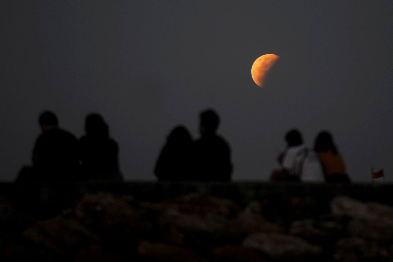 La madrugada del 26 de mayo tuvo lugar una espectacular cita astronómica ya que se produjo el eclipse lunar de 2021. Este fenómeno es denominado Luna de Sangre por sus características y peculiar colorido o Luna de Flores, nombre que le dieron las primeras tribus nativas americanas de agricultores, ya que coincide con la época de mayor florecimiento.