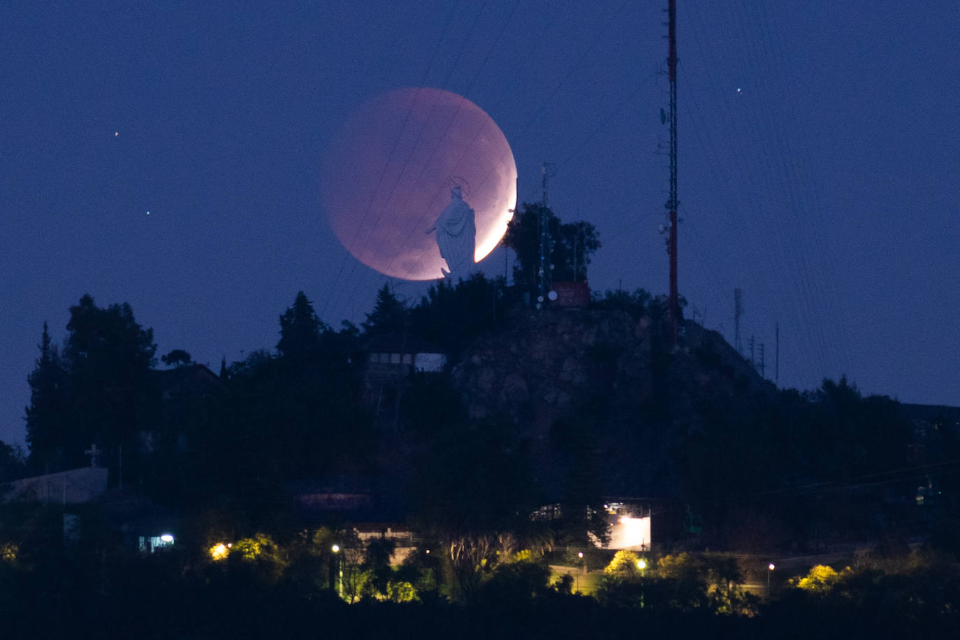 La madrugada del 26 de mayo tuvo lugar una espectacular cita astronómica ya que se produjo el eclipse lunar de 2021. Este fenómeno es denominado Luna de Sangre por sus características y peculiar colorido o Luna de Flores, nombre que le dieron las primeras tribus nativas americanas de agricultores, ya que coincide con la época de mayor florecimiento.