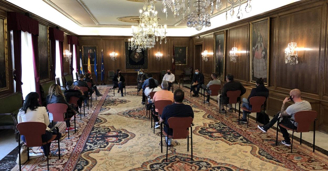 Un grupo de hosteleros de Galiana y El Carbayedo mantuvo ayer un encuentro con la alcaldesa, los ediles Ruiz y García y el jefe de la Policía Local. 