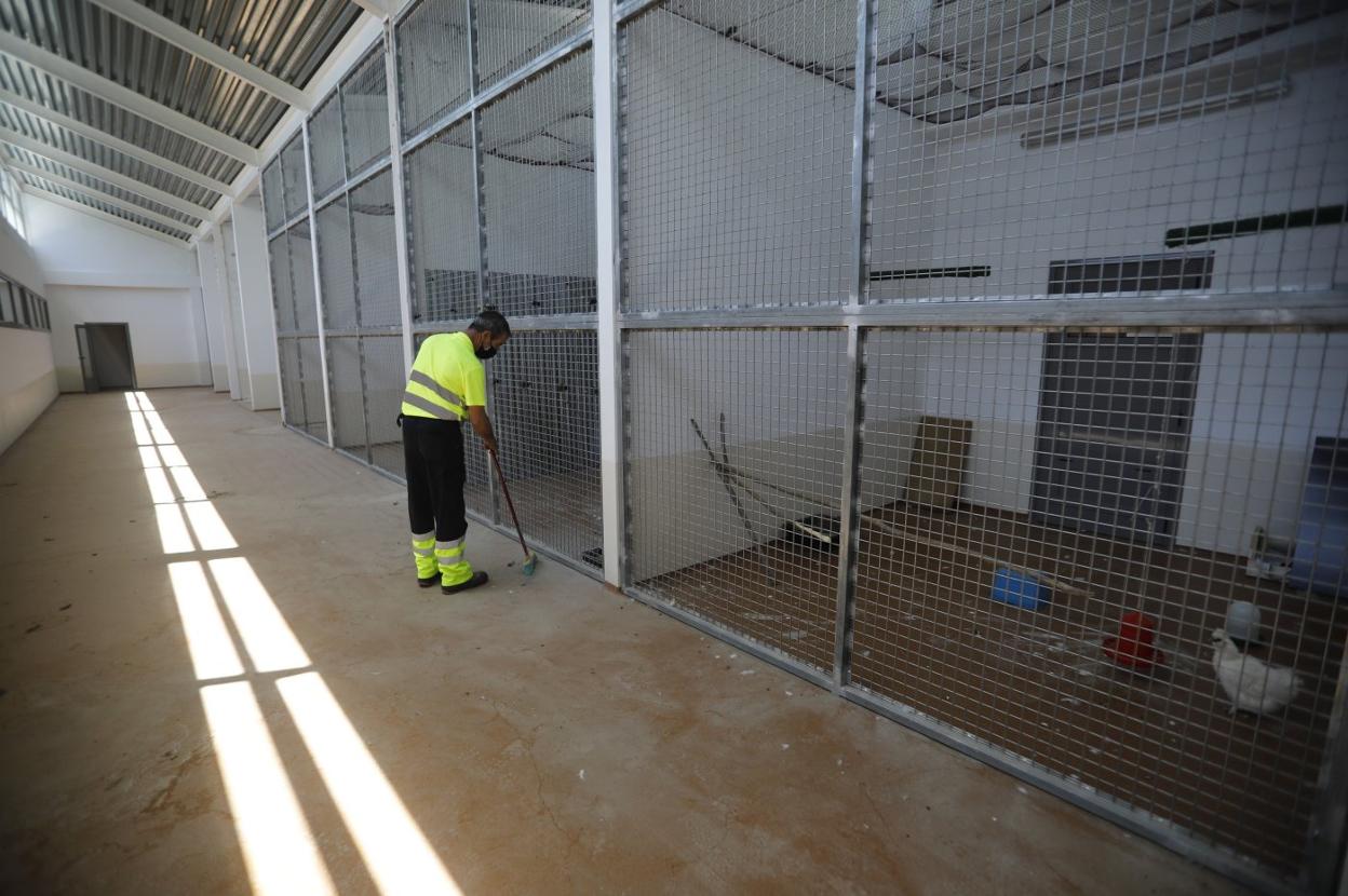 Estado actual del hospital de animales de Sobrescobio, donde los trabajadores ultiman la puesta apunto del equipamiento para su apertura a lo largo de la temporada estival. 