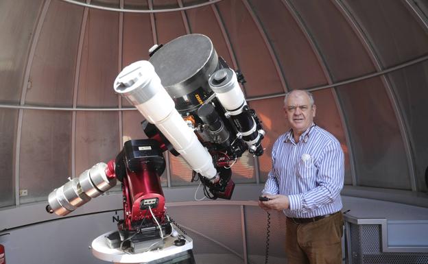El astrónomo Santiago Gándara, de la Sociedad Astronómica Omega, en el Observatorio Astronómico del Monte Deva 