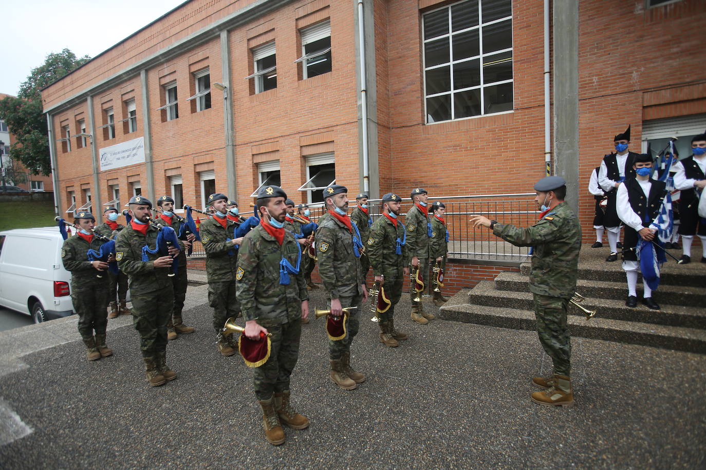 Los alumnos del colegio Buenavista II de Oviedo han asistido al primer izado de la bandera de España en un centro público. Este acto, en el que han participado representantes institucionales, pretende dar a conocer este símbolo nacional, la Constitución Española y el trabajo de las Fuerzas Armadas. 