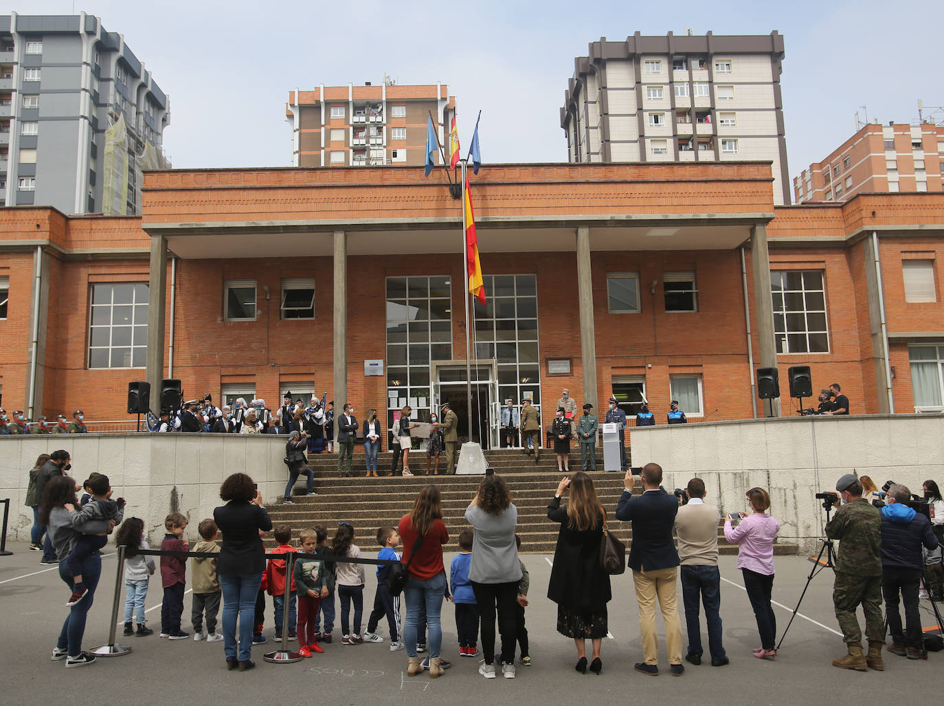 Los alumnos del colegio Buenavista II de Oviedo han asistido al primer izado de la bandera de España en un centro público. Este acto, en el que han participado representantes institucionales, pretende dar a conocer este símbolo nacional, la Constitución Española y el trabajo de las Fuerzas Armadas. 