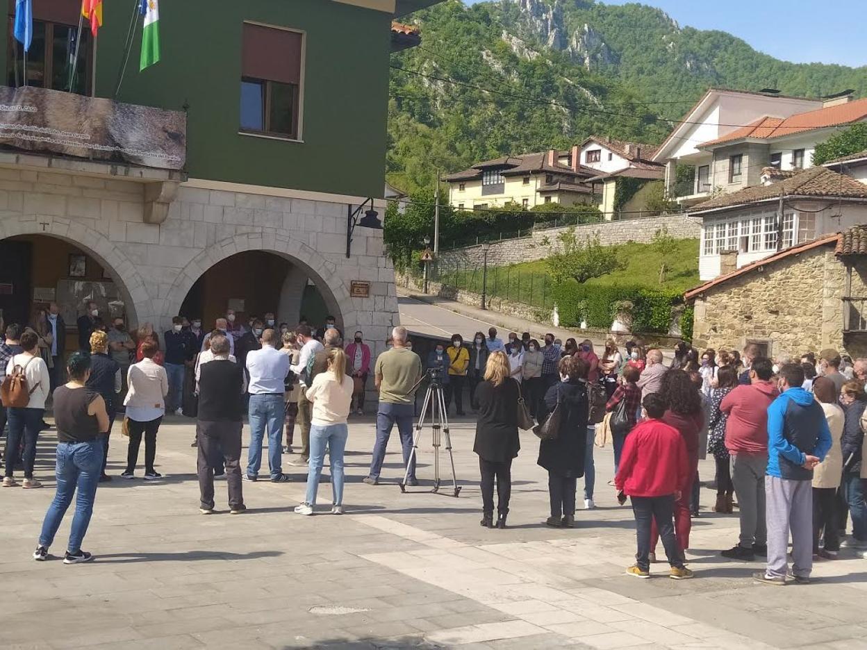 Multitud de vecinos guardaron ayer en Caso un minuto de silencio en recuerdo a María Teresa Aladro. 